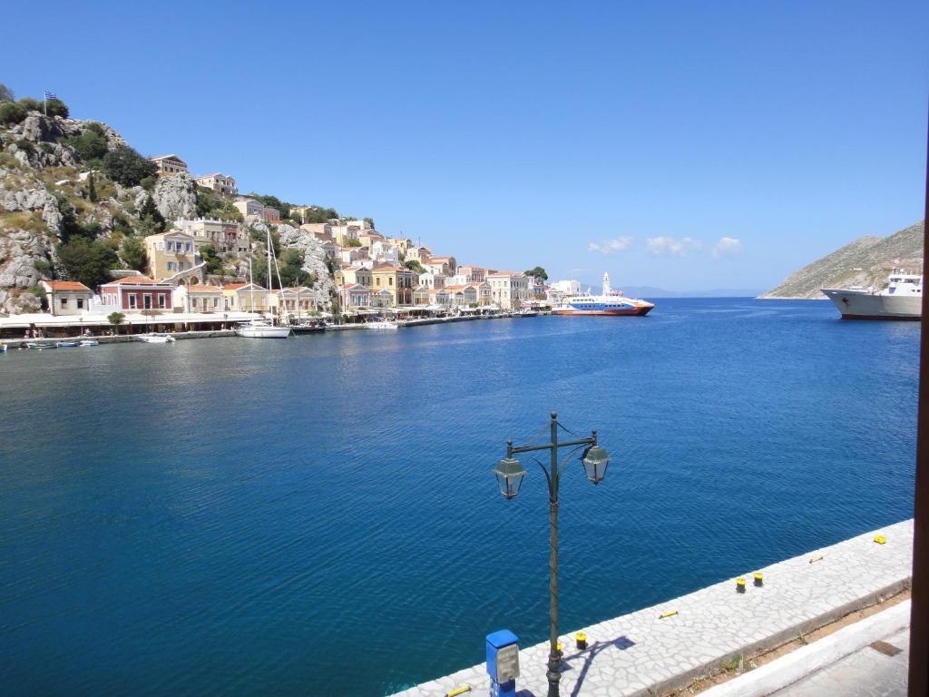 Captain'S Suites Symi Exterior foto