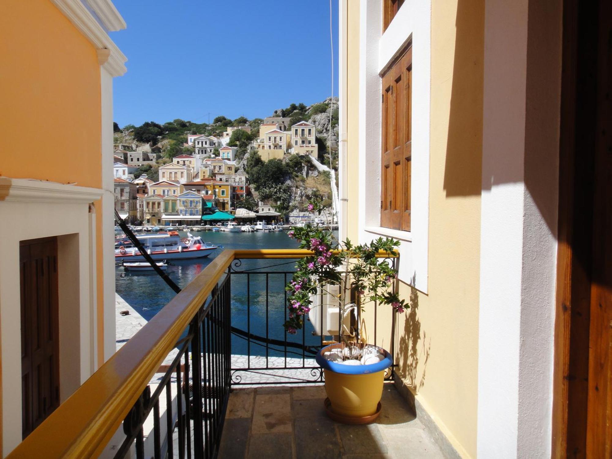 Captain'S Suites Symi Exterior foto